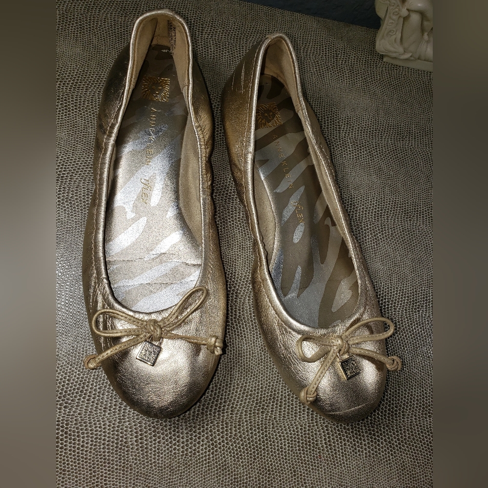 Gold leather flats size 6M Anne Klein - Picture 4 of 16
